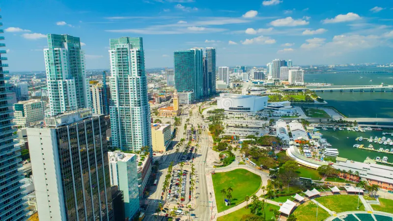 ¿Por qué Miami se encuentra en el en el top 10 de las vistas aéreas más impresionantes de EE.UU.? 1 aerial view downtown miami florida
